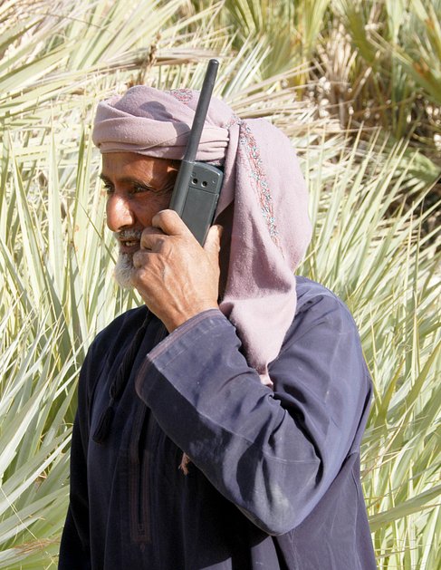 Sulaymān gets to grip with modern technology using a satellite phone