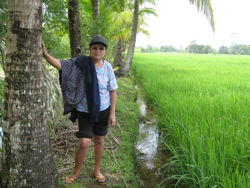 Santah near the confluence spot. Note lack of mud on her feet attesting that the rice paddies is not so deep