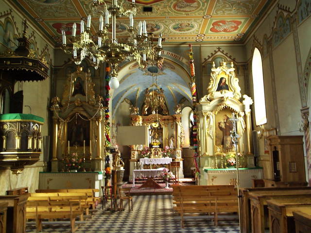 I ten sam kościółek w Ujanowicach niezwykle bogato wystrojony wewnątrz. - the same church - reach decorations inside