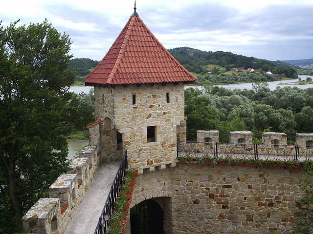 Wieżyczka zamku z XIV wieku w Tropsztynie - 14th century castle in Tropsztyn