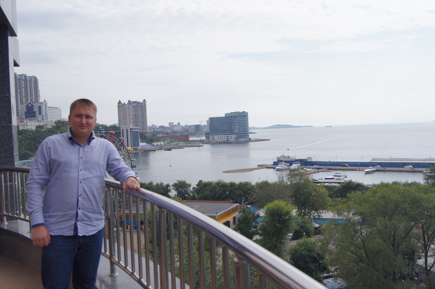 Кирилл Валитов на фоне Амурского залива / Kirill Valitov and Amur bay