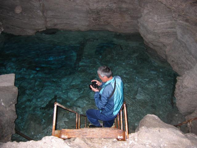 Подземное озеро -- Underground lake