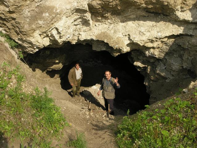 Вход в пещеру -- Entrance into the cave