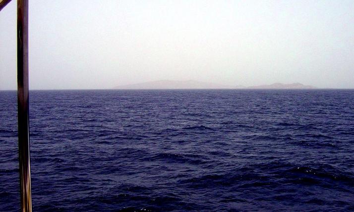 View to the East of 25N 37E with Libāna (foreground) and al-Hasāniyy Islands in the distance.