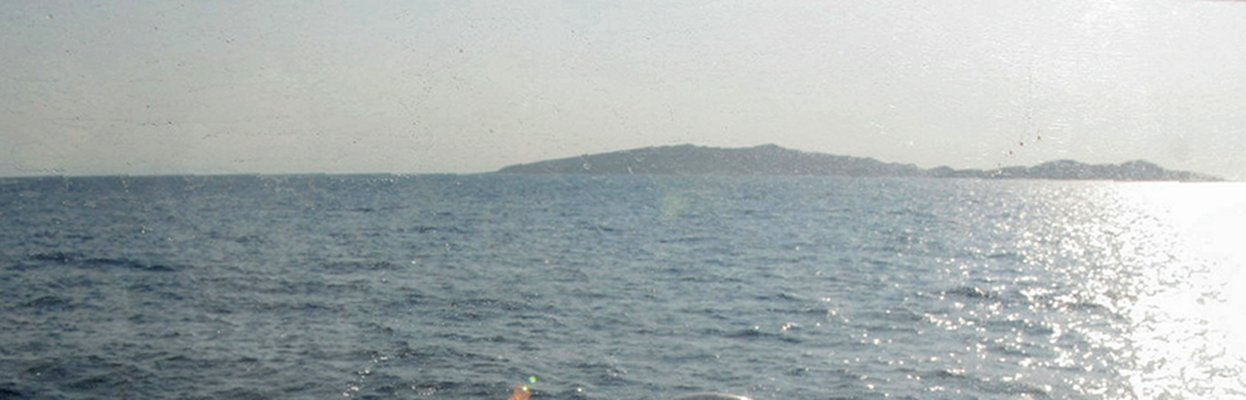View looking ESE, from just east of 25N 37E;  view from the M/V Dream Island navigation helm, with al-Hasāniyy Island 7 km distant.
