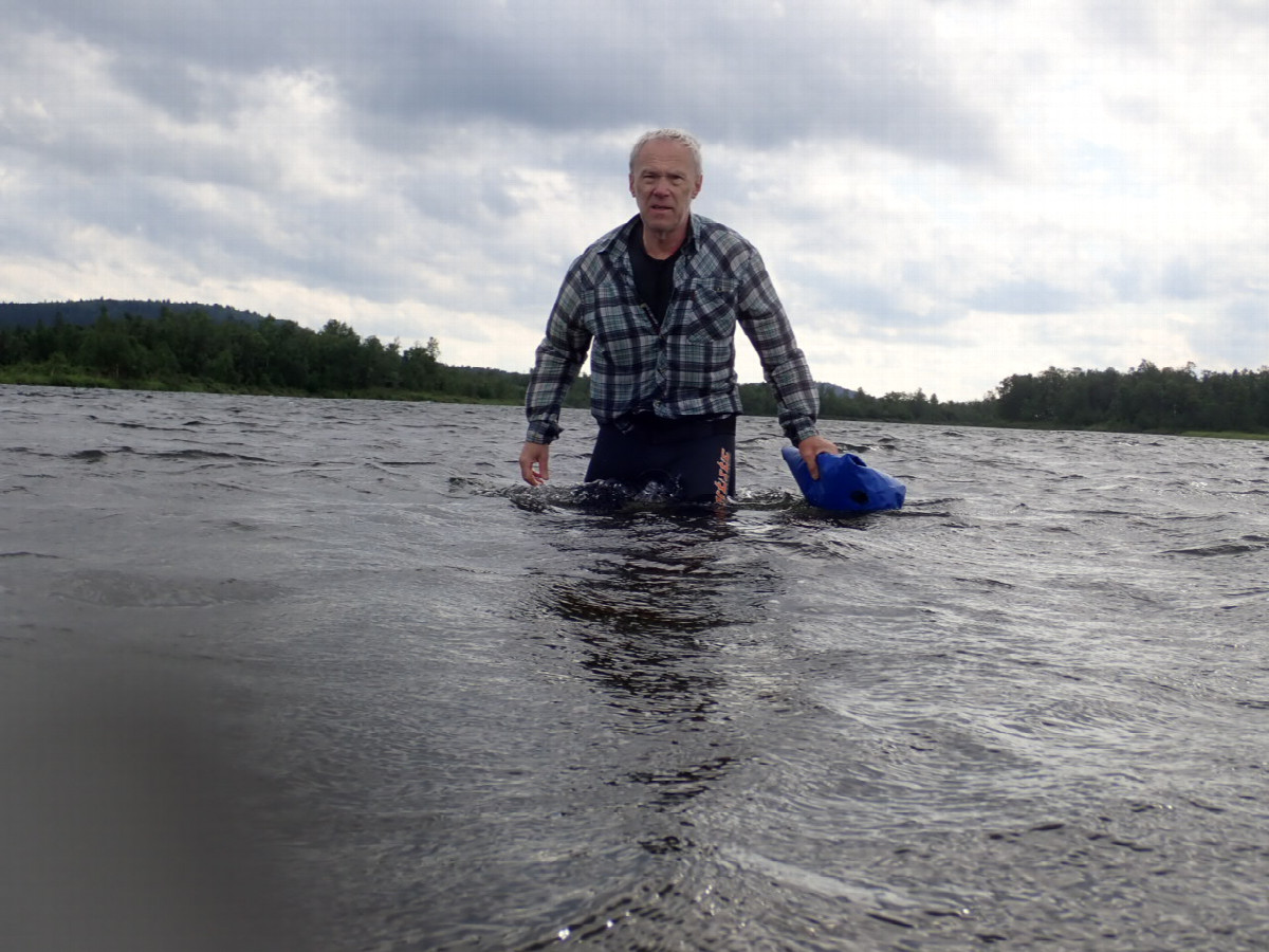 Crossig the Rautas River / Durchgehen und schwimmen über den Rautas Fluß 
