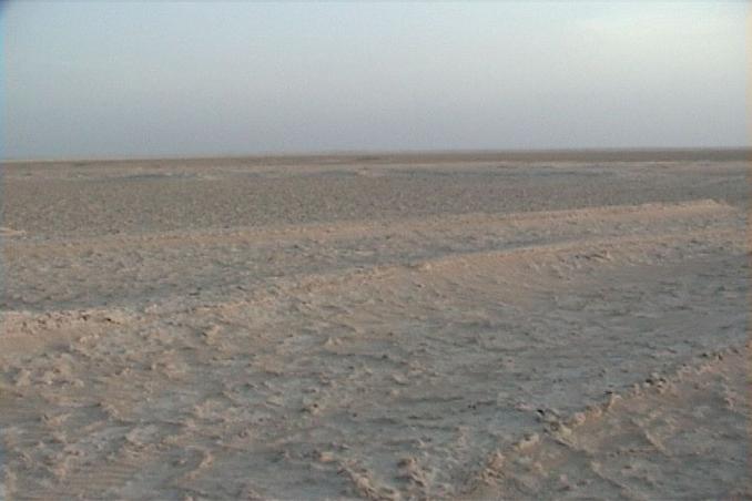 24N 54E, View to the South. We see very clearly the waves of the sabkha.