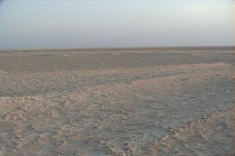 #1: 24N 54E, View to the South. We see very clearly the waves of the sabkha.