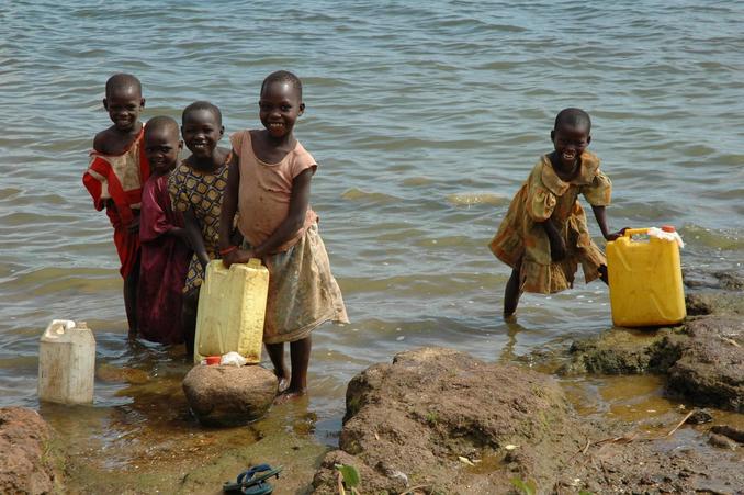 Children at lake shore to fetch water - Nansagazi Village