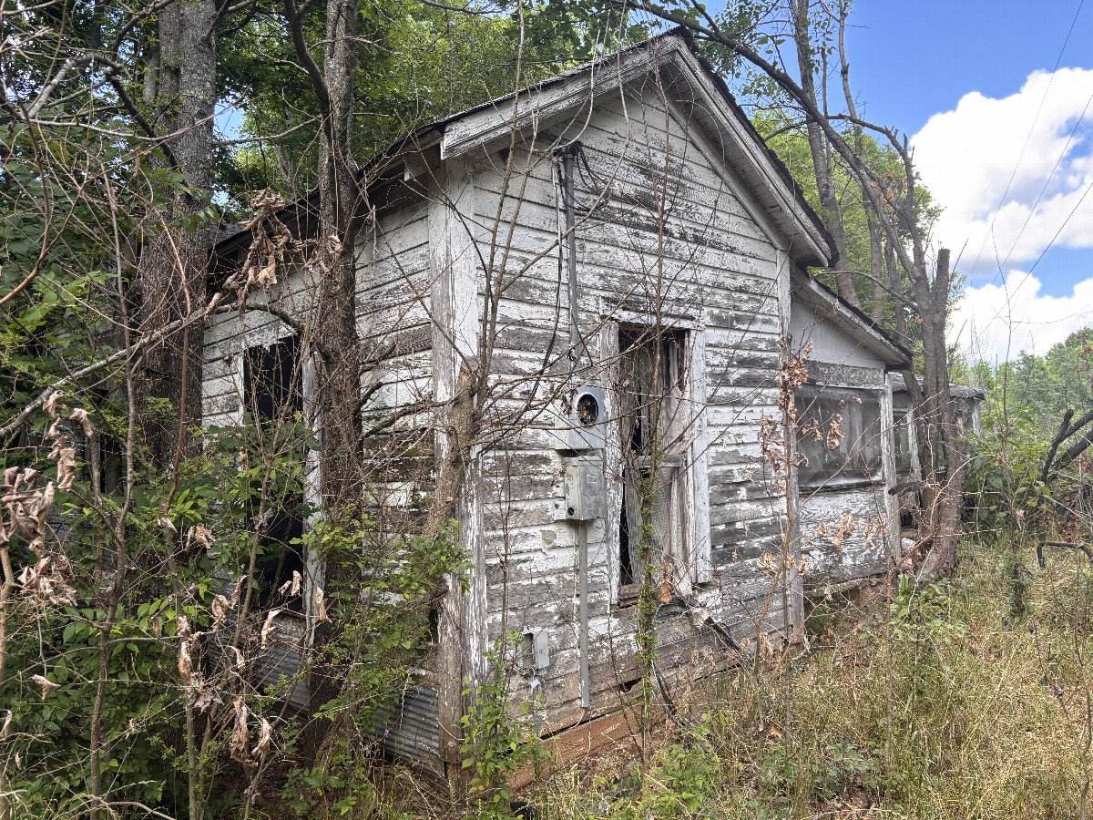 Abandoned farmhouse en route to the confluence on the lane. 