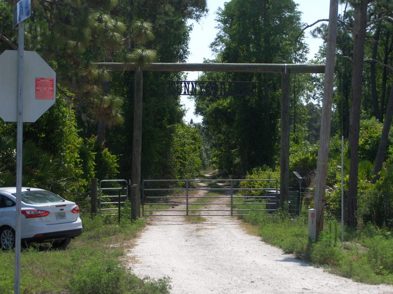 Now the is a padlocked gate at -Fontana Ln- Entrance to Sunny Ranch (here I parked the car and started hiking)