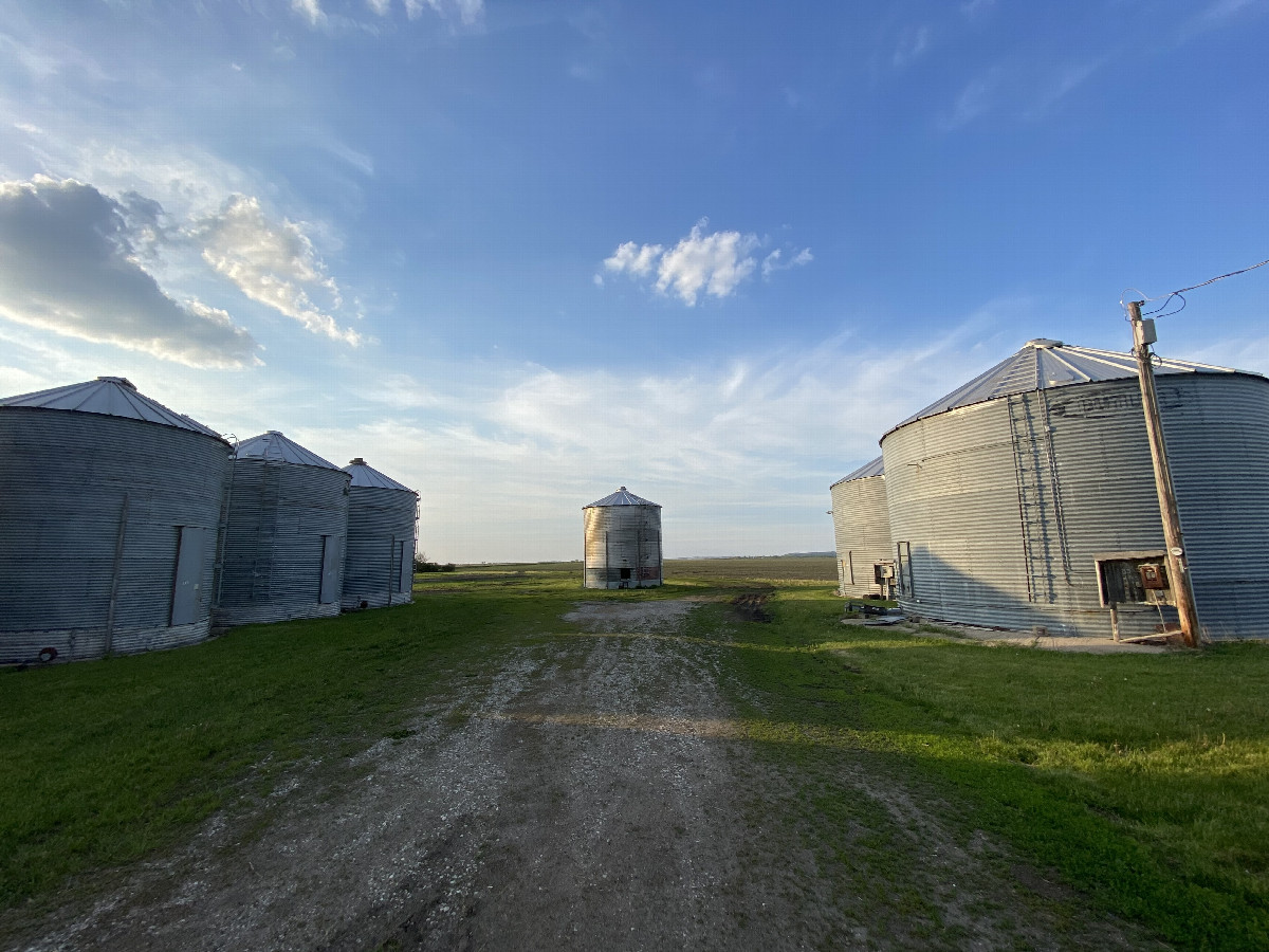 Grain bins about 1 mile (1.6 km) west-northwest of the confluence point.