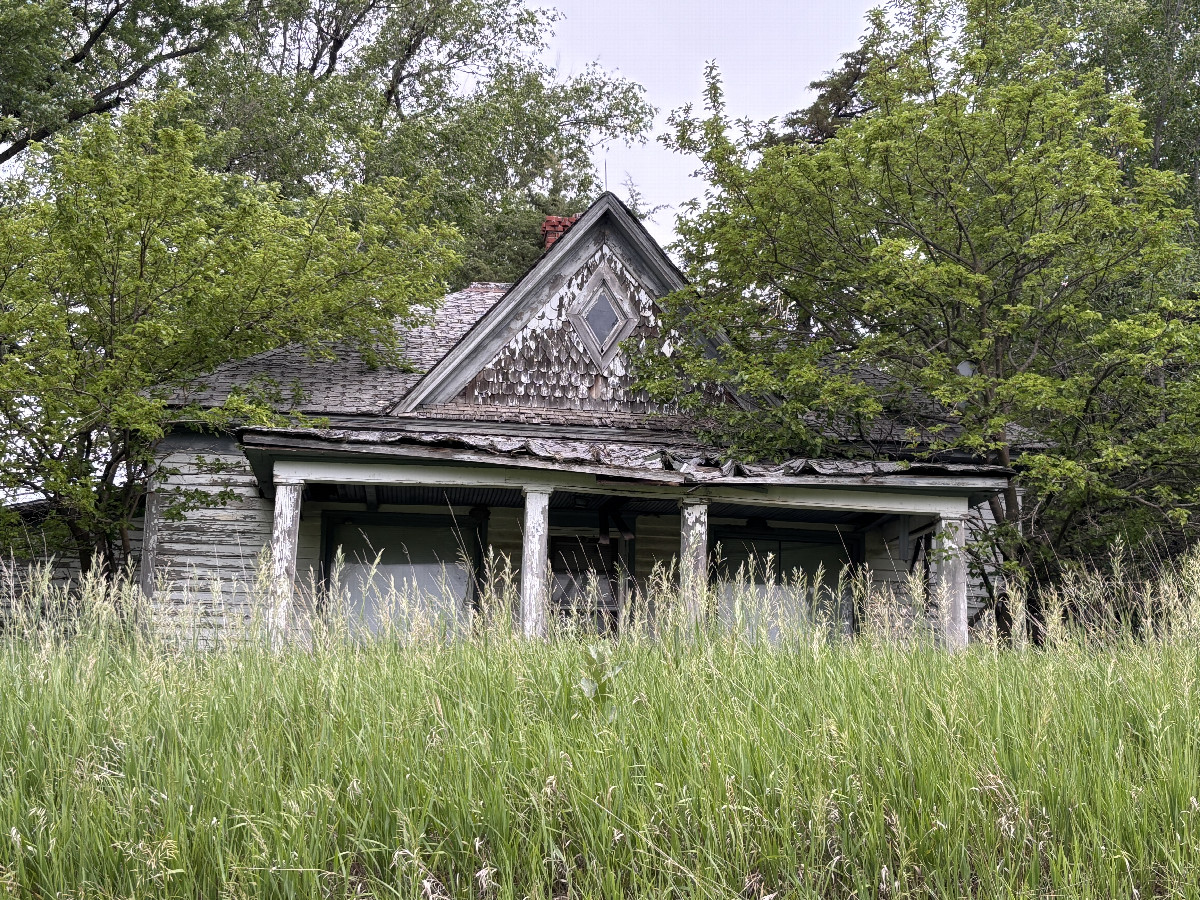 Abandoned farmhouse at the beginning of the hike to the confluence.