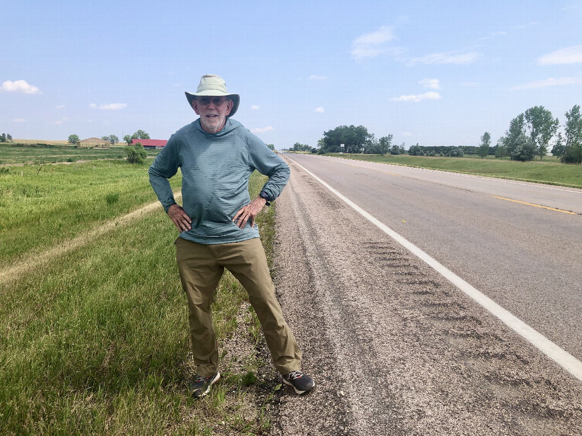 Looking east from 44°N 103°W (photobombed by a semi-retired confluence hunter).