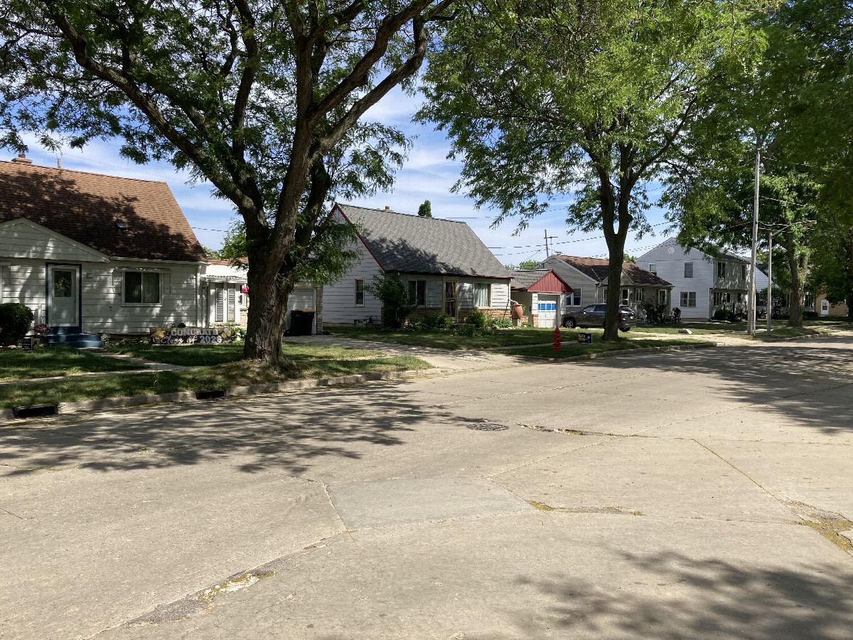 Looking southeast at 43N 88W, located in the driveway in the center of the photo
