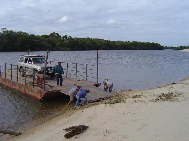 Crossing Capanaparo River on a barge