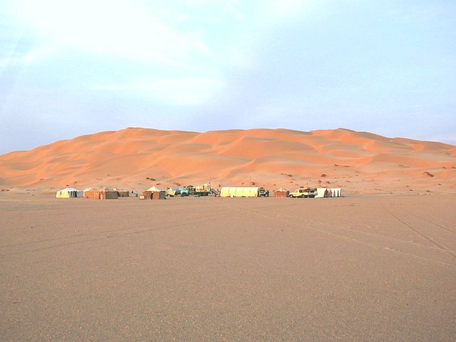 Fly Camp CGG au milieu des dunes - Fly Camp CGG in the middle of the dunes